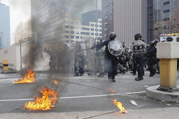 Arrecian las protestas en Hong Kong en medio de lluvia » Ñanduti