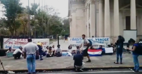Preocupados por incendios, estudiantes se manifiestan frente al Panteón