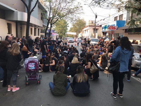 Manifestación frente a sanatorio para exigir justicia para Renato