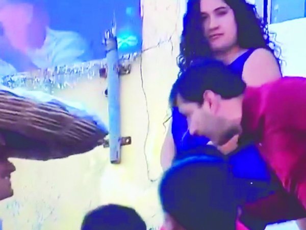 El senador Ovelar repartió chipas en una cancha