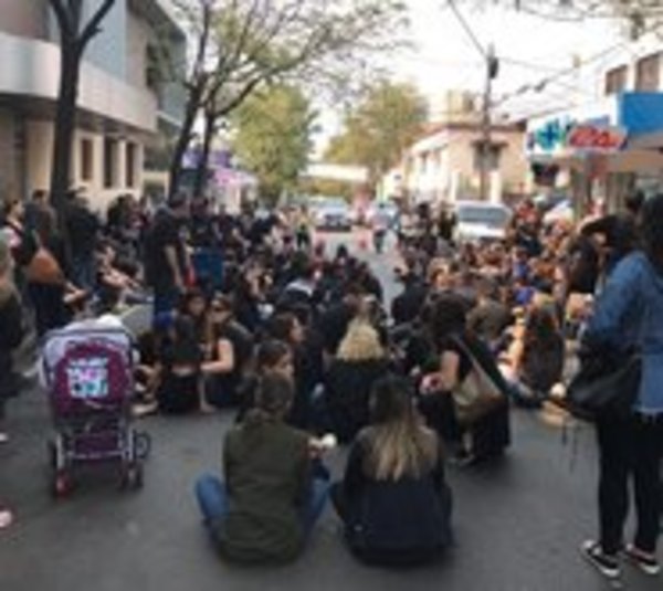 Se manifiestan frente a Migone exigiendo justicia para Renato - Paraguay.com