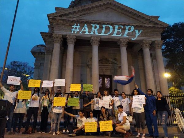 Protestan contra desidia del gobierno ante incendios forestales