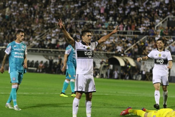 Triplete de Montenegro para la goleada de Olimpia