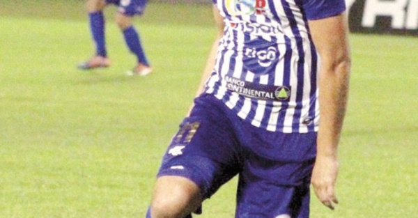 ¡“12” ganó y quedó solo en la cima!