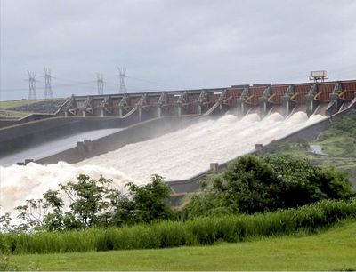 Un acuerdo secreto de energía hidroeléctrica con Brasil provoca una crisis política en Paraguay