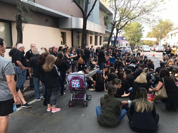 Familiares de Renato hacen sentata frente a sanatorio y exigen justicia