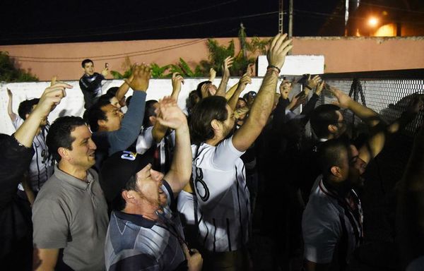 Hinchas liberteños pidieron salida de Chamot - Fútbol - ABC Color