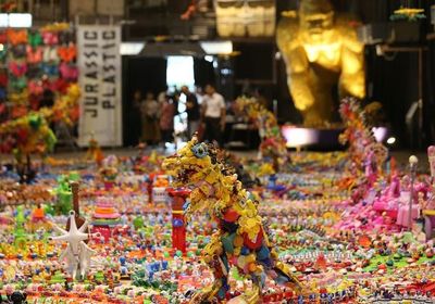 Un parque jurásico de juguetes desechados para concienciar contra el plástico  - Espectáculos - ABC Color