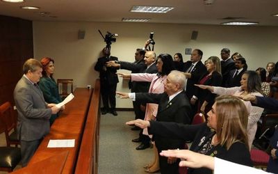 Ministros toman juramento a magistrados