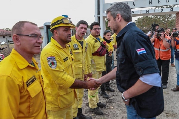 Abdo Benítez verifica trabajos contra incendios en el Chaco