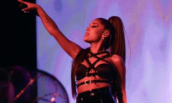 Ariana Grande regresó a Manchester dos años después del ataque terrorista en uno de sus conciertos