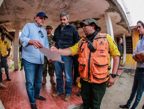 Presidente verifica tareas y anuncia arribo de avión para extinguir focos de incendio en el Chaco