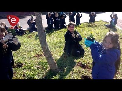 NIÑOS  PLANTAN ARBOLITOS  Y HERMOSEAN PLAZAS DE ENCARNACIÓN
