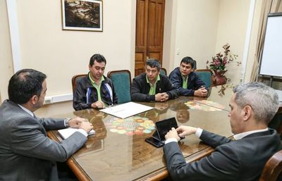 Docentes y autoridades de Hacienda conversaron sobre aumento salarial