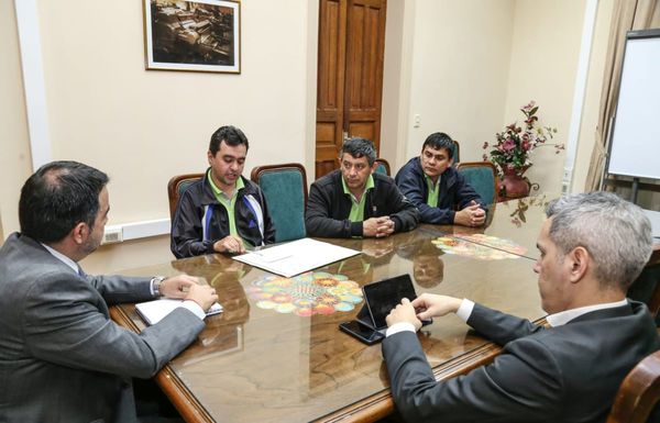 Docentes y autoridades de Hacienda conversaron sobre aumento salarial