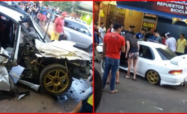 Conductor presuntamente ebrio choca por dos vehículos y se fuga