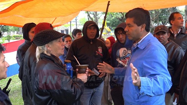 CNEL. BOGADO: OCUPANTES DESDE CUÁNDO SE MANIFIESTAN FRENTE A LA MUNICIPALIDAD