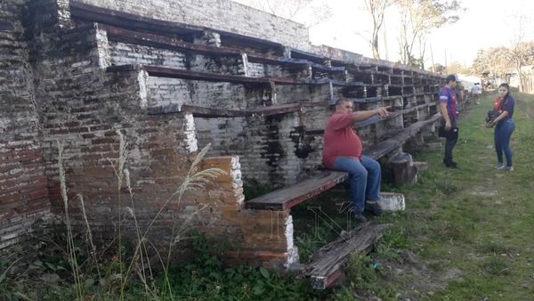 En San Pedro quieren tener una escuela de fútbol, pero el estadio se cae a pedazos