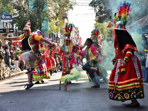 Colorida fiesta de la comunidad boliviana sobre la calle Palma