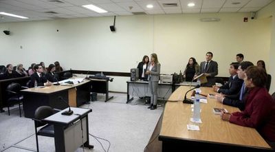 Estudiantes de derecho en simulación de juicios orales