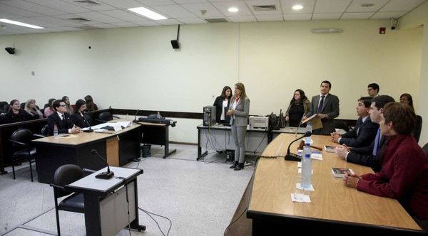 Estudiantes de derecho en simulación de juicios orales