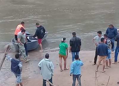 Niño va de pesca con su madre y cae al río