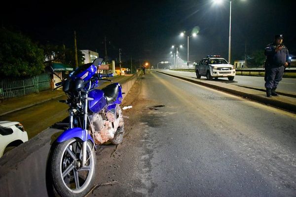 Motociclista sufre heridas al caer en zona de viaducto - Nacionales - ABC Color