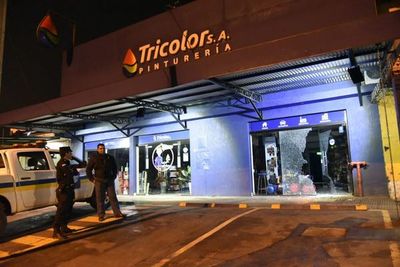 Dos sujetos rompen puerta de vidrio de comercio para robar - Nacionales - ABC Color