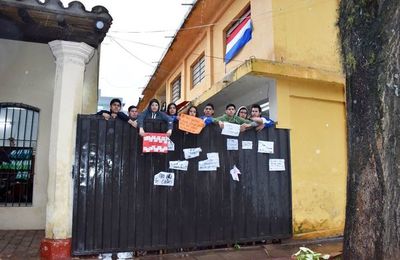 Toman colegio y piden salida de director que no rinde gastos - Locales - ABC Color