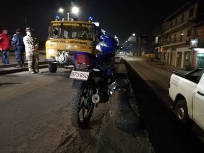 Grave accidente de motociclista en viaducto de Roque Alonso