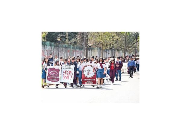 CDE: Estudiantes se movilizan a favor de pacientes con fibrosis