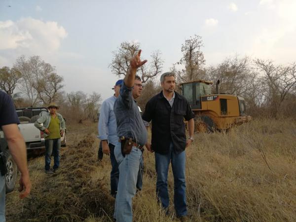 Presidente continúa con recorrido en zonas afectadas por incendios forestales en Bahía Negra