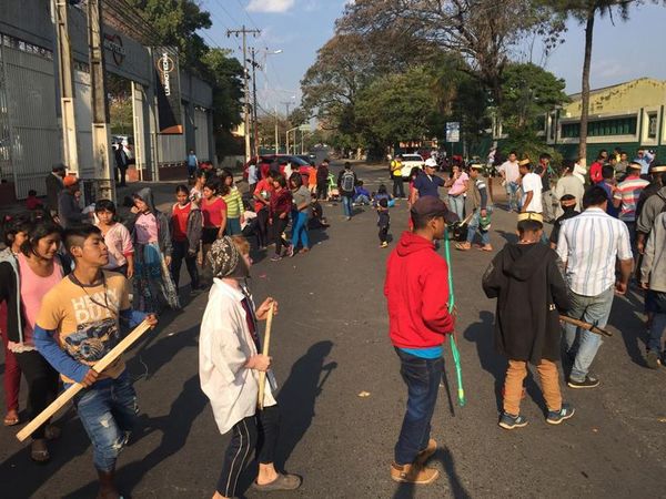 Indígenas protestan sobre Artigas - Nacionales - ABC Color