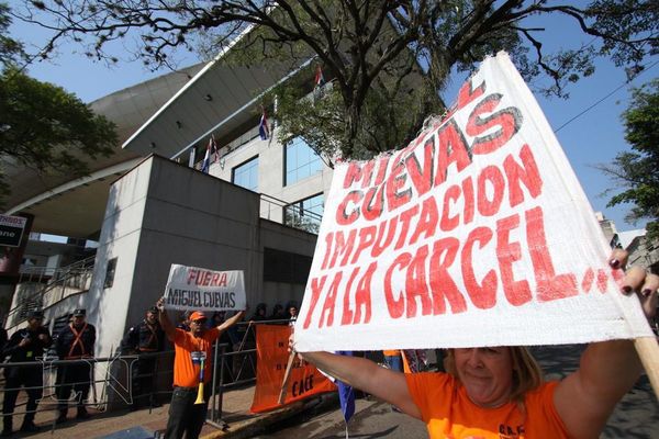 Piden desafuero de Miguel Cuevas en inmediaciones del Congreso