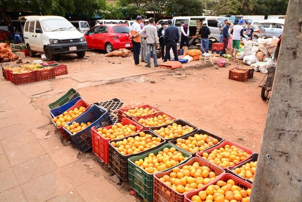 Municipalidad saca a vendedores de plaza pública - ADN Paraguayo