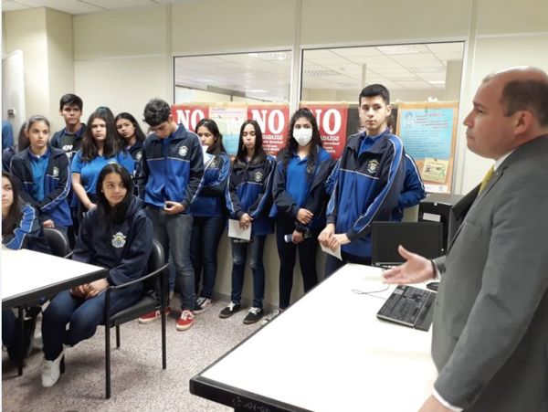 Estudiantes visitan sede judicial de Caacupé