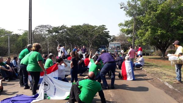 Manifestantes exigen reconstrucción de la Terminal de Ómnibus de Asunción - Nacionales - ABC Color