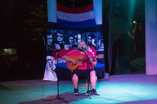 Canta clásicos de la música internacional en guaraní, y se volvió viral