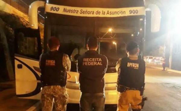 Colectivo cae con mercadería de contrabando en doble fondo