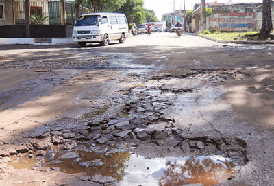 Camiones destruyen calles de Franco al evadir puesto de peaje, aseguran