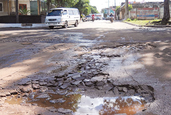 Camiones destruyen calles de Franco al evadir puesto de peaje, aseguran