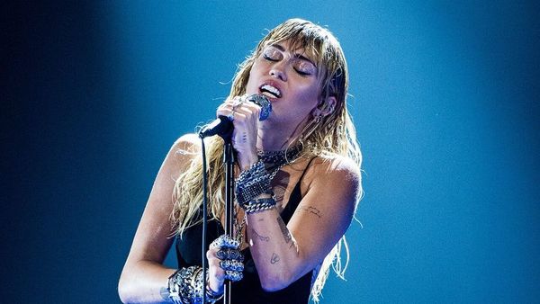 Miley Cyrus presentó por primera vez en vivo su nueva canción “Slide Away”