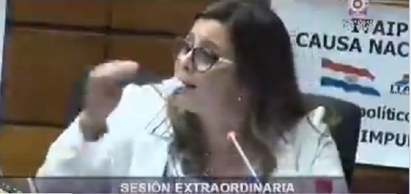 Diputada protesta comiendo papel en sesión