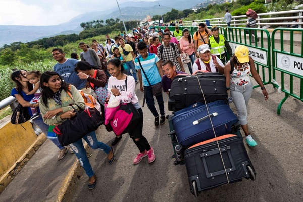 En 48 horas, unos 13.000 venezolanos cruzaron la frontera hacia Ecuador - ADN Paraguayo