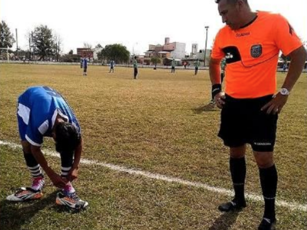 HOY / Loable gesto de un árbitro para con un futbolista en Argentina