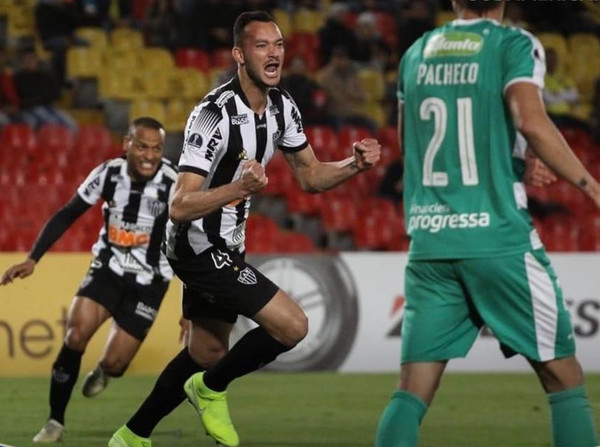 Atl. Mineiro sella su pase a semifinales festejando en Colombia