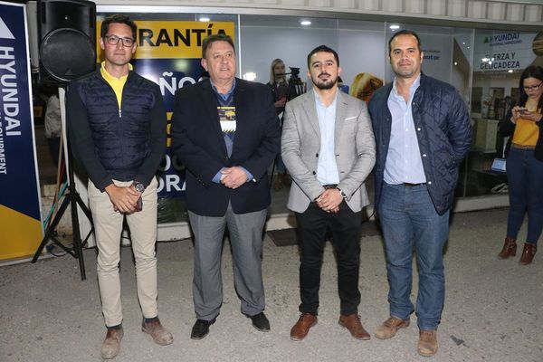 Brindis en el stand de Hyundai