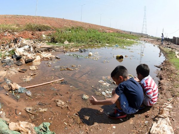 Nivel del río Paraguay baja y ahora queda la inmundicia