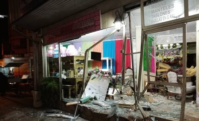 HOY / Mujer rozó vehículo de mariachis, huyó, chocó contra comercio y embistió a un auto