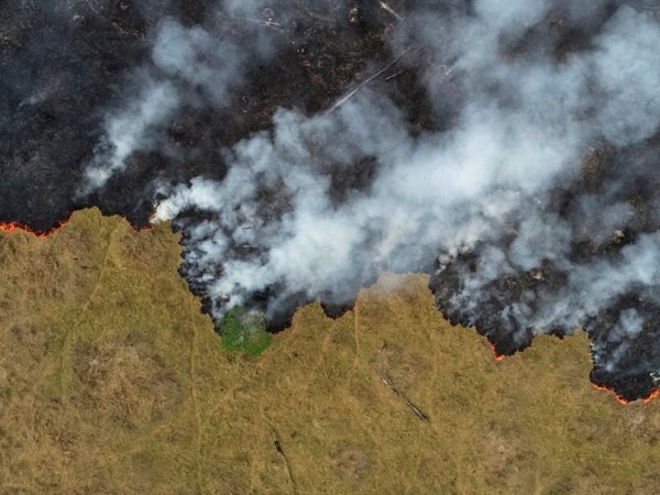 Bolsonaro busca una solución para los incendios y censura a Francia